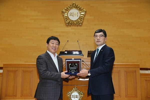 박경곤 전 신안군부군수(왼쪽), 김용배 신안군의회의장(오른쪽)