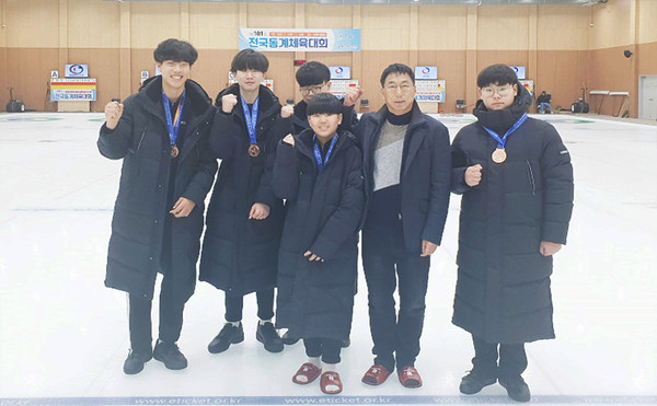왼쪽부터 박홍진, 김창민, 배승재, 최시현, 이중구 교장, 문대한