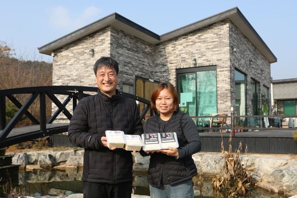 토브식품 김진(오른쪽) 박상기(왼족) 부부