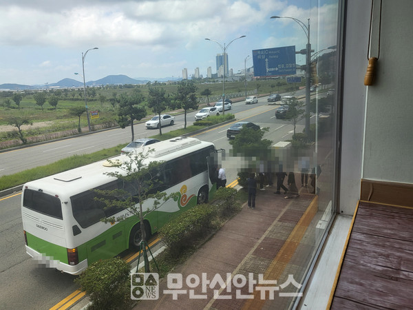 7월 25일 낮 전남도의회 의원들이 주정차 절대 금지구역에 서 있는 도의회 전용버스에 오르고 있다.