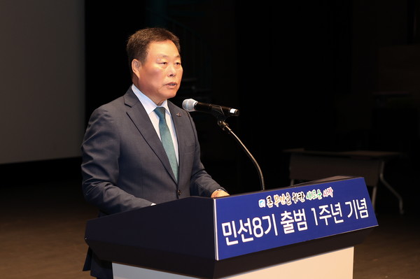 무안군 공직자 정례조회서 1주년 기념 인사말을 하는 김산 무안군수