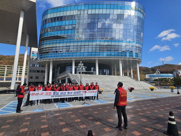 범대위가 전남도의회 앞에서 김주웅 의원을 비롯한 30명의 도의원을 규탄하는 성명을 발표하고 있다.